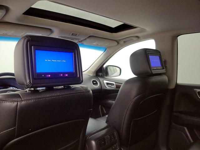 Photo of 2015 Silver Nissan Pathfinder