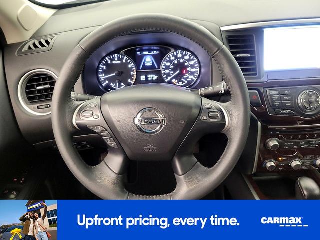 Photo of 2015 Silver Nissan Pathfinder