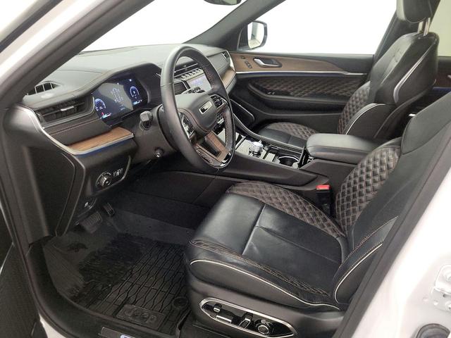 Photo of 2022 White Jeep Grand Cherokee