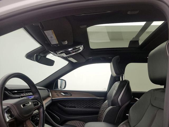 Photo of 2022 White Jeep Grand Cherokee