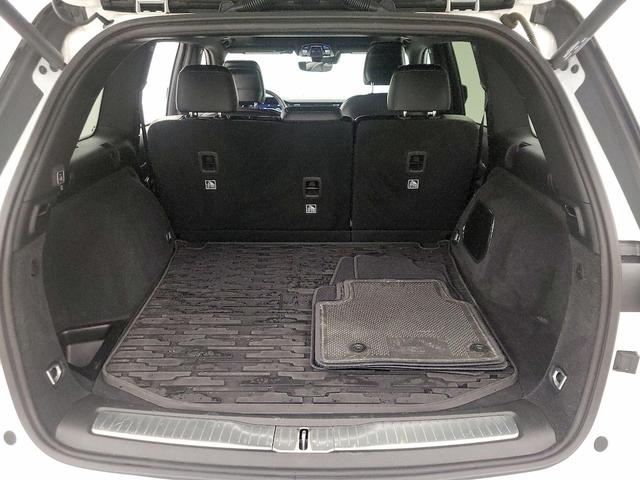 Photo of 2022 White Jeep Grand Cherokee