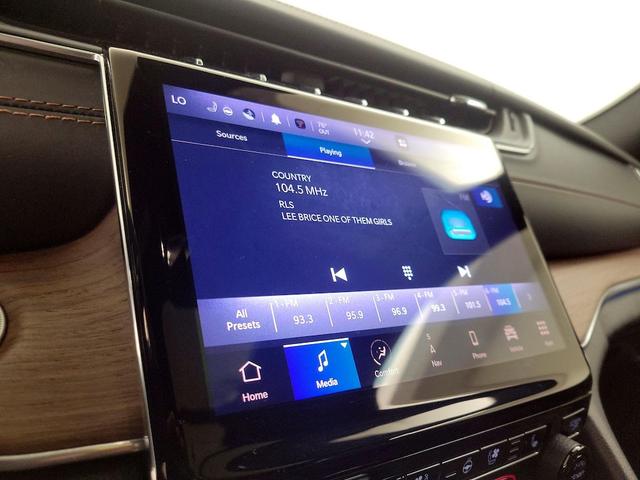 Photo of 2022 White Jeep Grand Cherokee