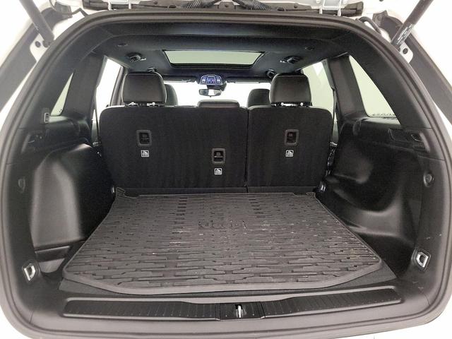 Photo of 2024 White Jeep Grand Cherokee