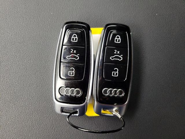 Photo of 2023 White Audi Q7
