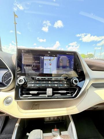 Photo of 2021 Blizzard Pearl Toyota Highlander