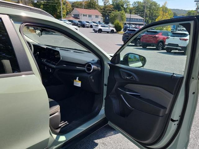Photo of 2025 Green Chevrolet Trax