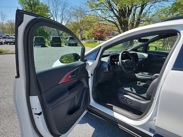 Photo of 2025 Iridescent Pearl Tricoat Chevrolet Equinox EV