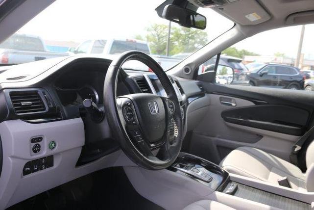 Photo of 2018 Lunar Silver Metallic Honda Pilot