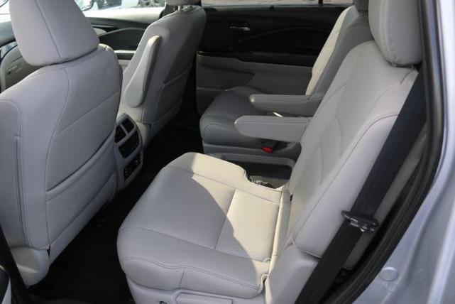 Photo of 2018 Lunar Silver Metallic Honda Pilot