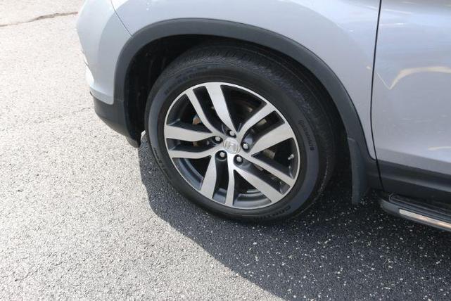 Photo of 2018 Lunar Silver Metallic Honda Pilot