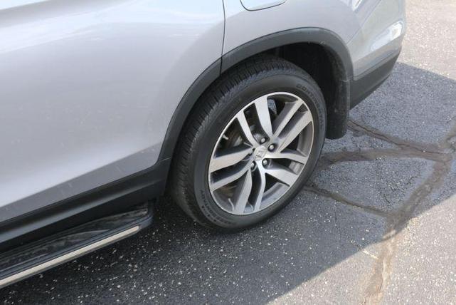 Photo of 2018 Lunar Silver Metallic Honda Pilot