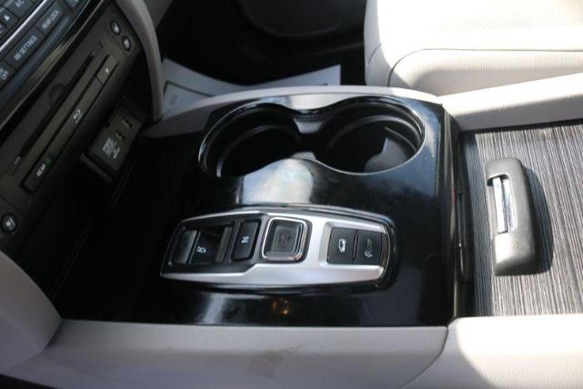 Photo of 2018 Lunar Silver Metallic Honda Pilot