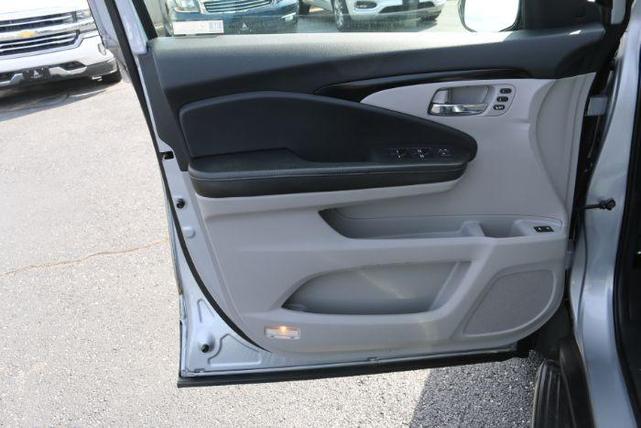 Photo of 2018 Lunar Silver Metallic Honda Pilot