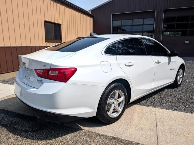 Photo of 2016 White Chevrolet Malibu