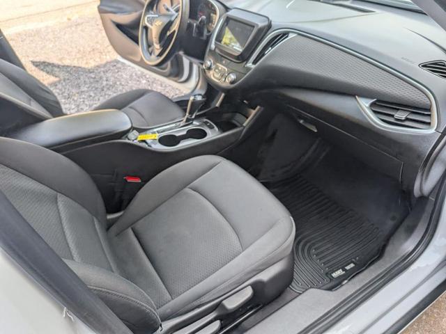Photo of 2016 White Chevrolet Malibu
