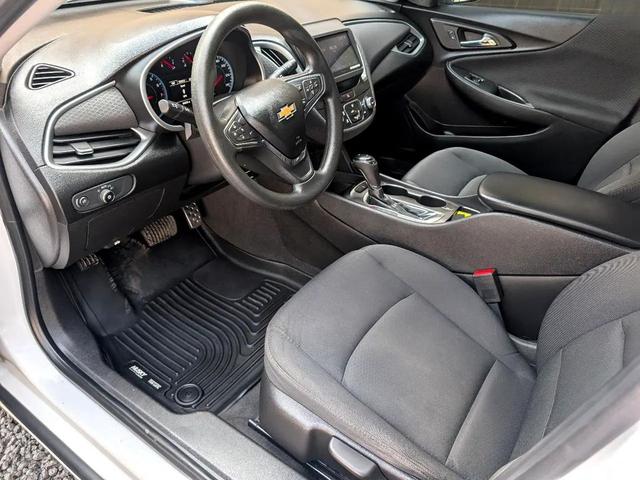 Photo of 2016 White Chevrolet Malibu
