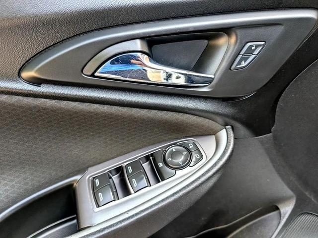 Photo of 2016 White Chevrolet Malibu