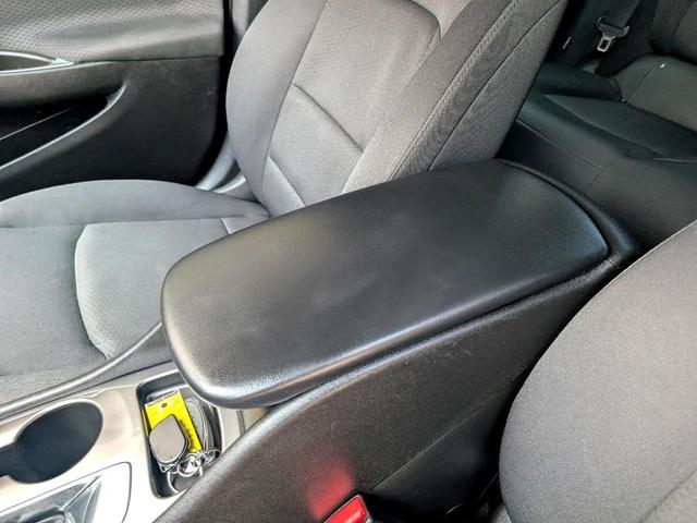 Photo of 2016 White Chevrolet Malibu