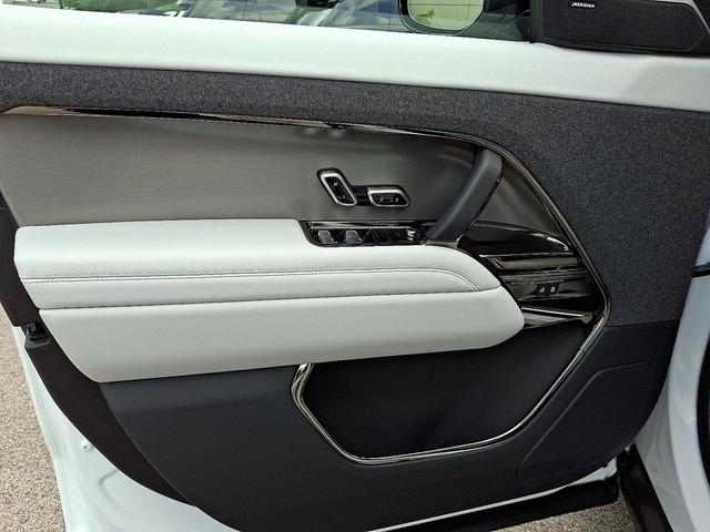 Photo of 2025 Fuji White Land Rover Range Rover Sport