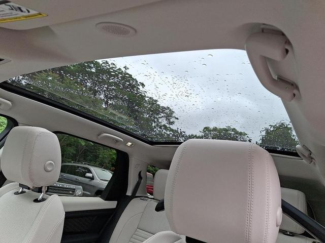 Photo of 2024 Santoriniblack Land Rover Discovery Sport