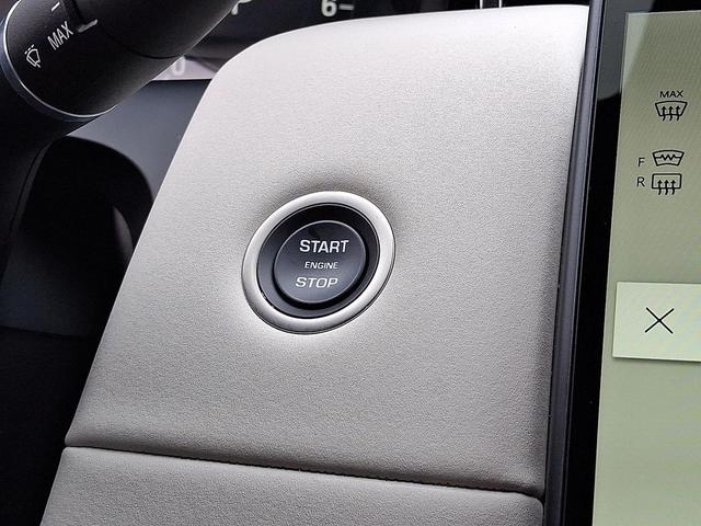 Photo of 2024 Santoriniblack Land Rover Discovery Sport