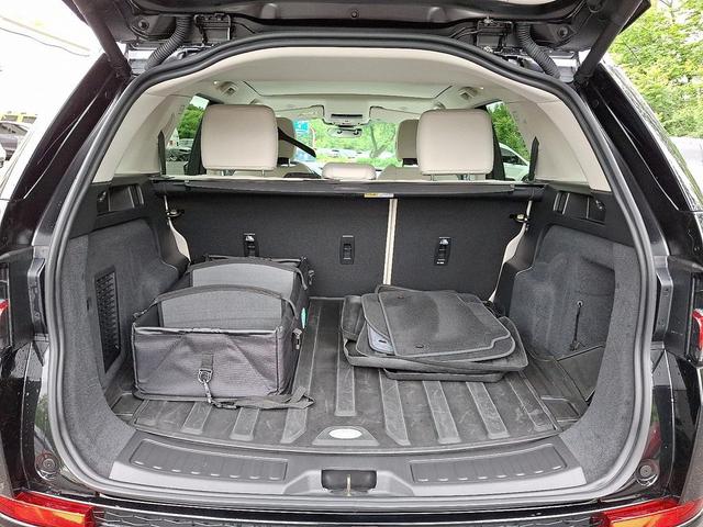 Photo of 2024 Santoriniblack Land Rover Discovery Sport