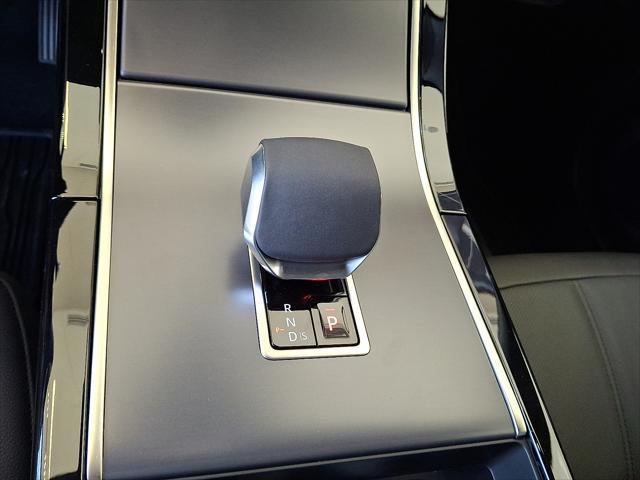Photo of 2026 Seoul Pearl Silver Metallic Land Rover Range Rover Evoque