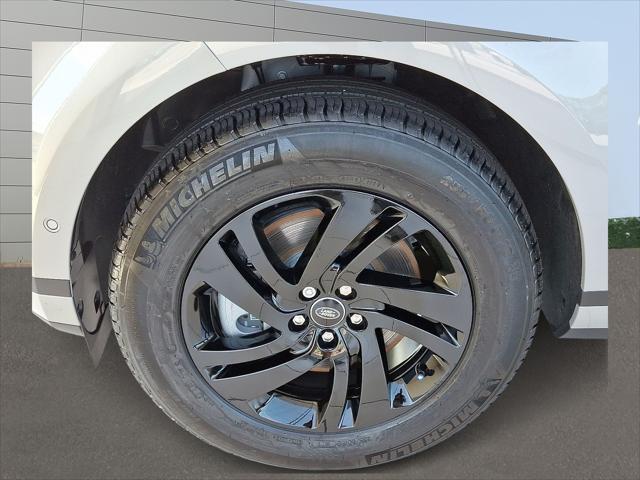 Photo of 2026 Seoul Pearl Silver Metallic Land Rover Range Rover Evoque