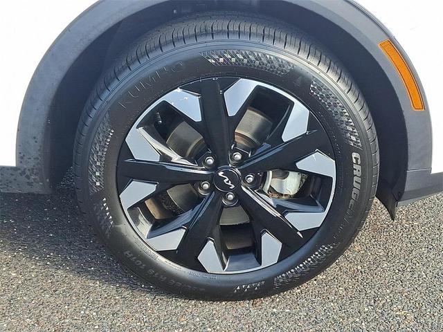 Photo of 2023 Glacial White Pearl Kia Sportage
