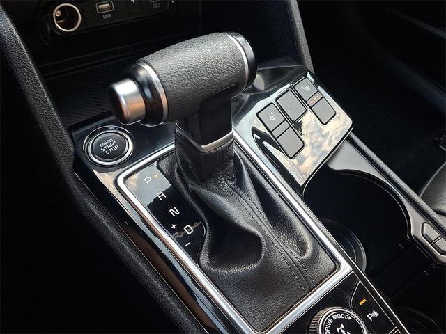 Photo of 2023 Glacial White Pearl Kia Sportage