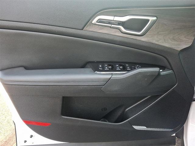 Photo of 2023 Glacial White Pearl Kia Sportage