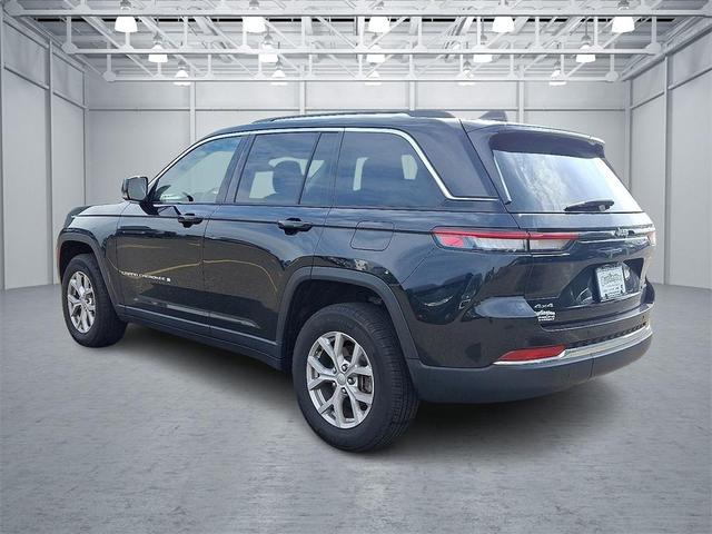 Photo of 2023 Diamond Black Crystal Pearlcoat Jeep Grand Cherokee