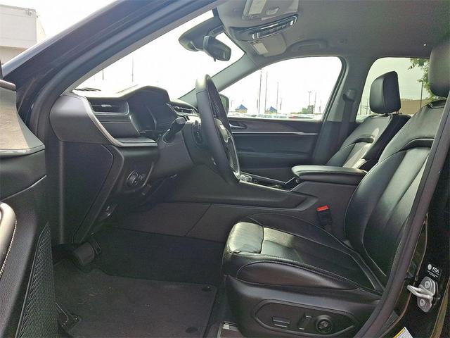 Photo of 2023 Diamond Black Crystal Pearlcoat Jeep Grand Cherokee