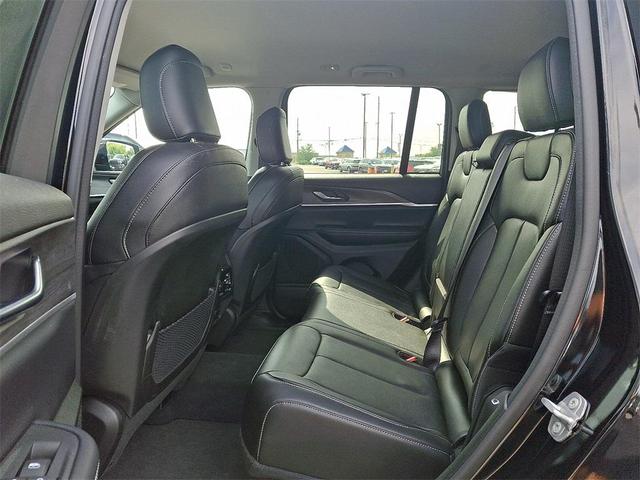 Photo of 2023 Diamond Black Crystal Pearlcoat Jeep Grand Cherokee