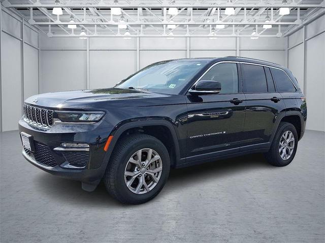 Photo of 2023 Diamond Black Crystal Pearlcoat Jeep Grand Cherokee