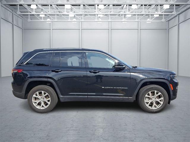 Photo of 2023 Diamond Black Crystal Pearlcoat Jeep Grand Cherokee