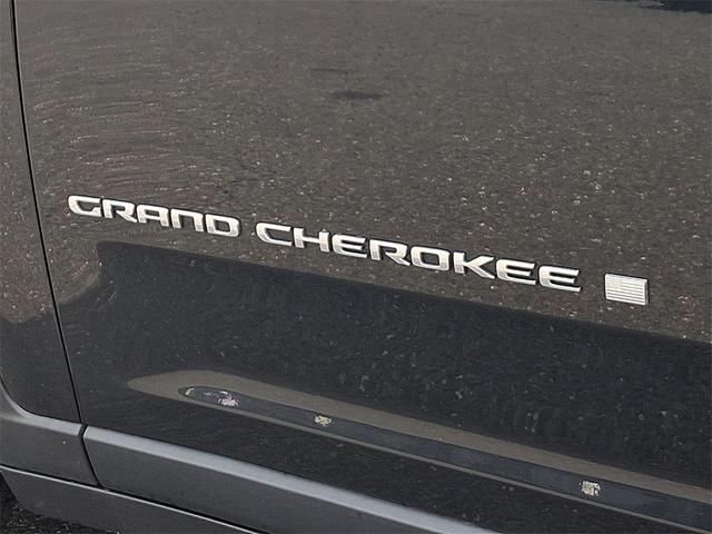 Photo of 2023 Diamond Black Crystal Pearlcoat Jeep Grand Cherokee