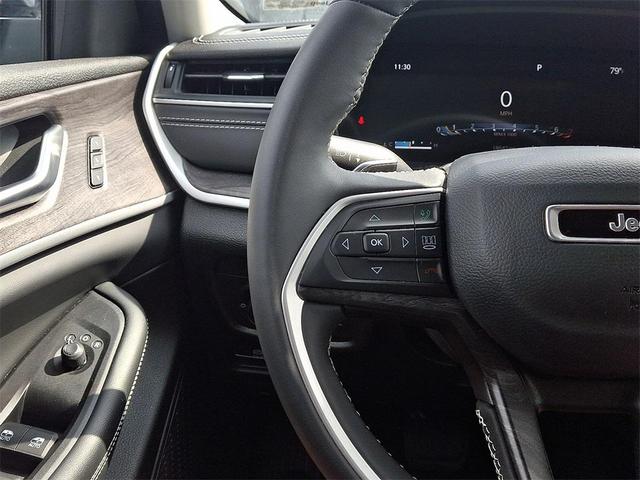 Photo of 2023 Diamond Black Crystal Pearlcoat Jeep Grand Cherokee