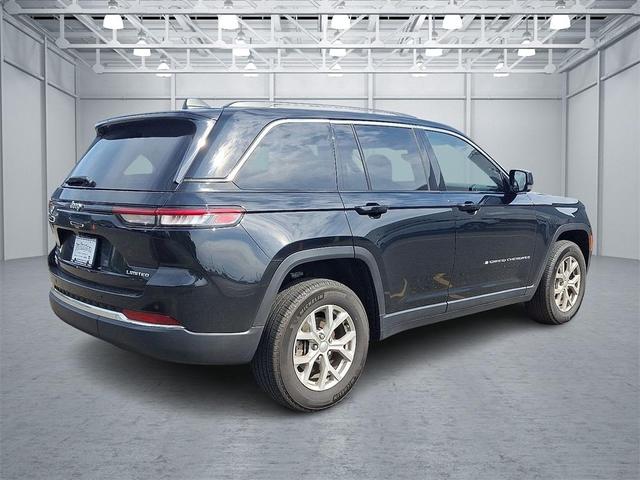 Photo of 2023 Diamond Black Crystal Pearlcoat Jeep Grand Cherokee