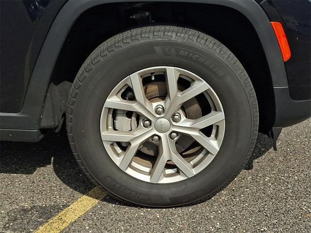 Photo of 2023 Diamond Black Crystal Pearlcoat Jeep Grand Cherokee