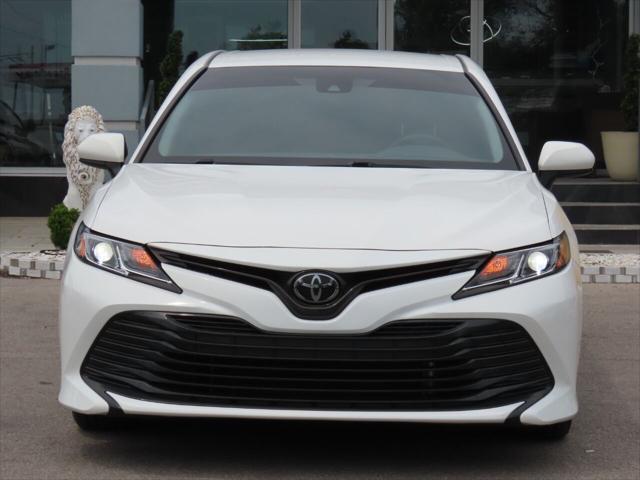 Photo of 2018 Super White Toyota Camry