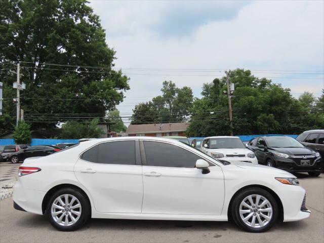 Photo of 2018 Super White Toyota Camry