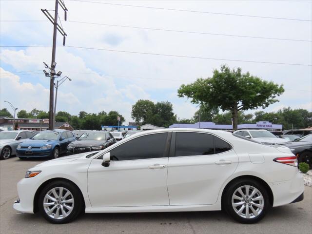 Photo of 2018 Super White Toyota Camry