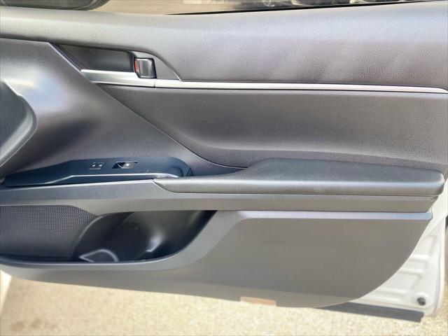 Photo of 2018 Super White Toyota Camry