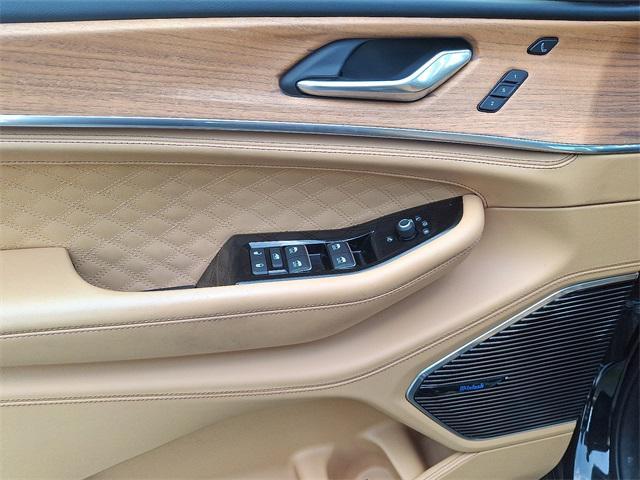 Photo of 2022 Diamond Black Crystal Pearlcoat Jeep Grand Cherokee L
