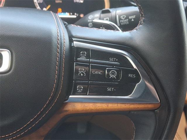 Photo of 2022 Diamond Black Crystal Pearlcoat Jeep Grand Cherokee L