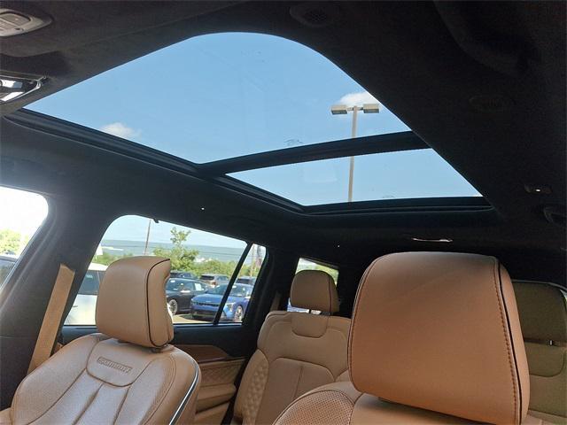 Photo of 2022 Diamond Black Crystal Pearlcoat Jeep Grand Cherokee L