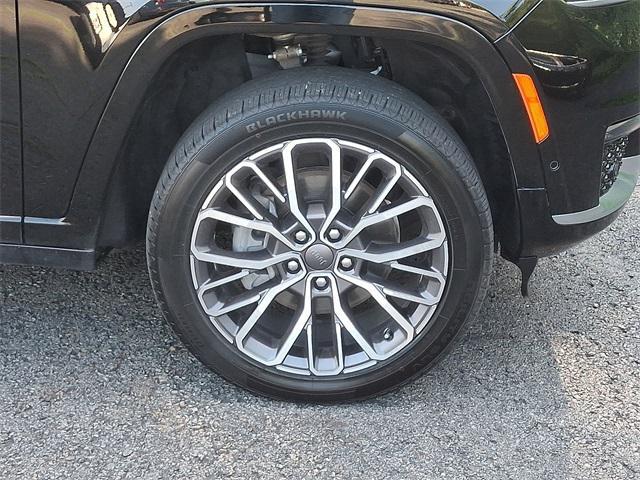 Photo of 2022 Diamond Black Crystal Pearlcoat Jeep Grand Cherokee L