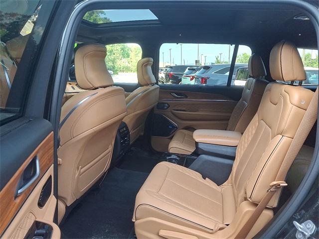 Photo of 2022 Diamond Black Crystal Pearlcoat Jeep Grand Cherokee L