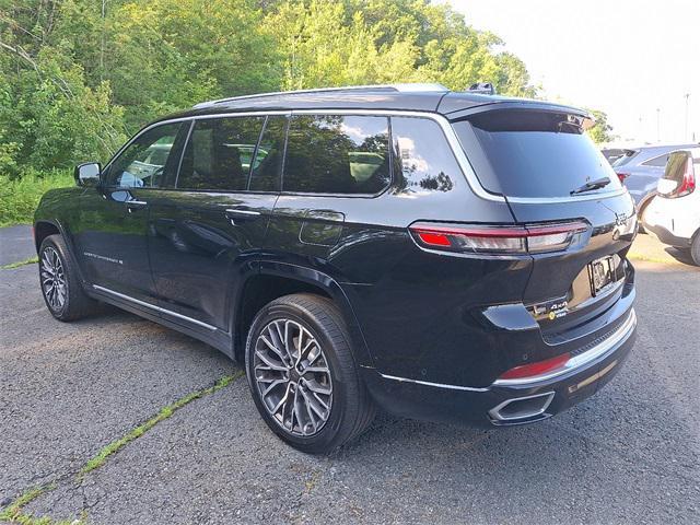 Photo of 2022 Diamond Black Crystal Pearlcoat Jeep Grand Cherokee L